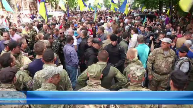 STIRI EXTERNE PE SCURT: Activistii si militarii ucraineni ii cer presedintelui Porosenko sa rupa armistitiul cu rebelii