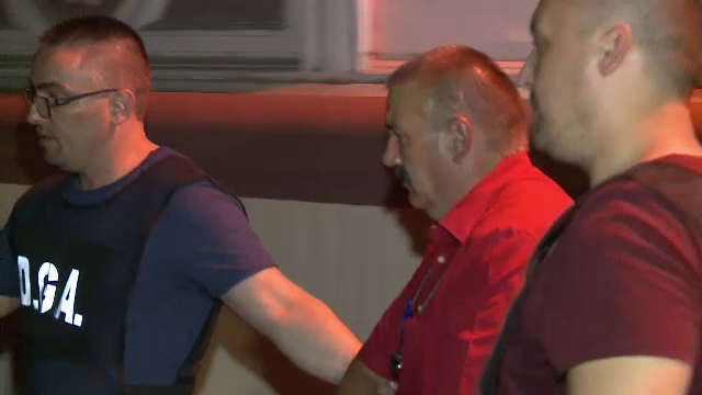 BACALAUREAT 2014. Filmul flagrantului in cazul "SPAGA la BAC". Inspectorul din Arad, in arest la domiciliu, 30 de zile