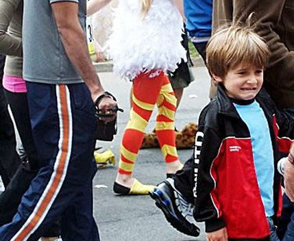 Fotografia facuta la Festivalul Glastonbury, devenita un viral pe internet. Ce ii provoaca reactia de dezgust copilului. FOTO