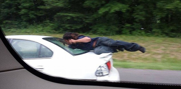 Moment incredibil pe o autostrada din SUA. Incidentul a fost inregistrat si publicat pe internet