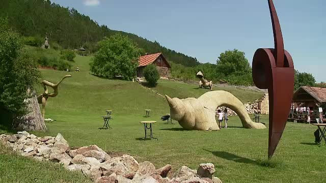Sculpturi gigant, realizate doar din paie, decoreaza dealurile Clujului. Cum arata ineditul muzeu in aer liber