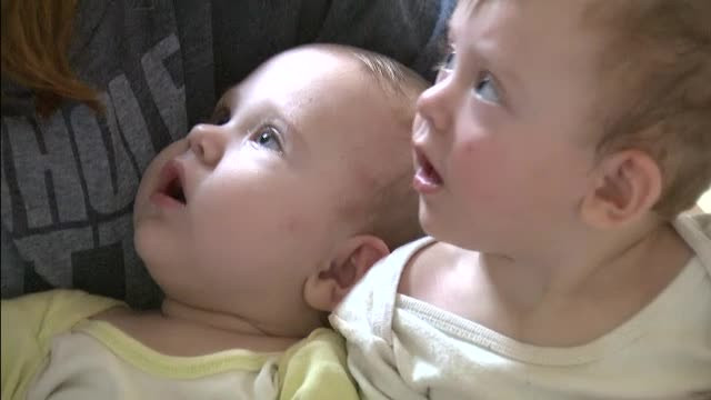 "Le-am vazut la stiri, la ProTV". Reactia emotionanta a tatalui gemenelor abandonate de mama intr-o scara de bloc