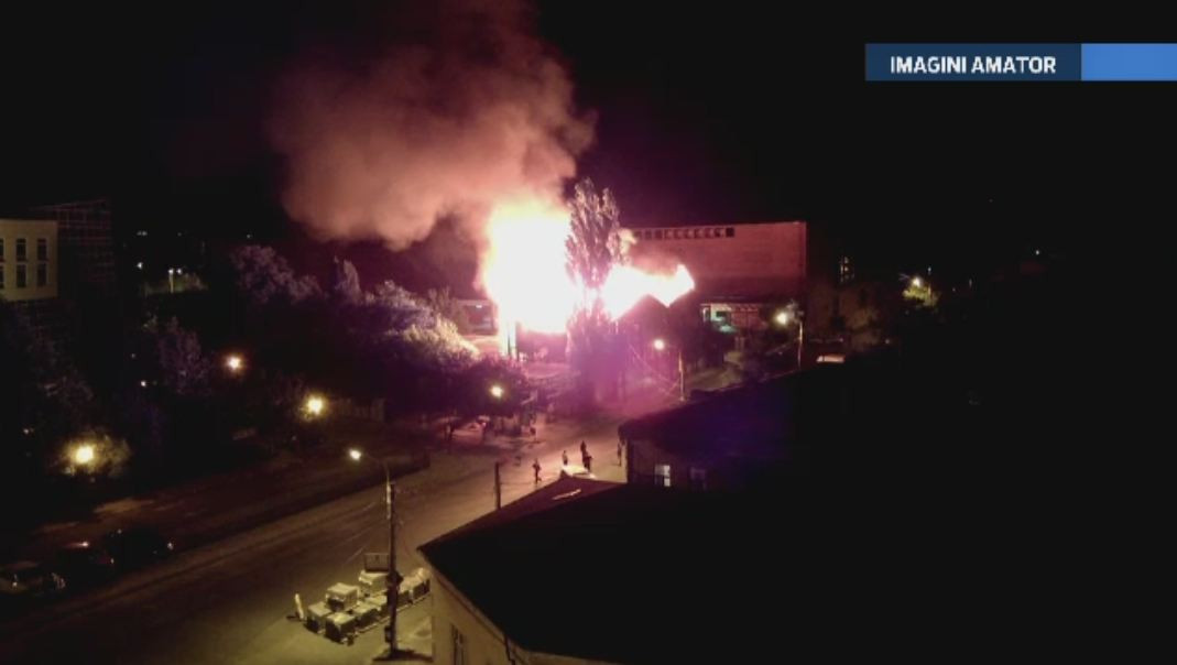 Incendiul devastator care a mistuit o cladire de patrimoniu din zona Obor a fost PROVOCAT. Ce piste au autoritatile