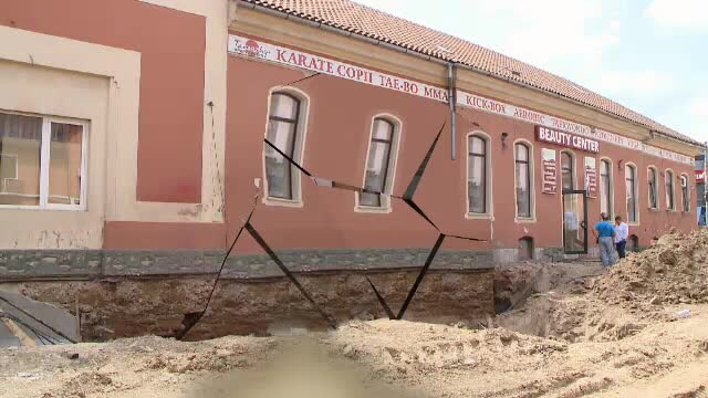 ANIMATIE. Angajatii si clientii unui salon din Timisoara au sarit pe geam de frica unui cutremur. Ce se intampla de fapt