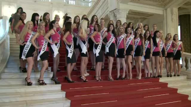 Singura zi de vacanta pe care senatorii o vor regreta toata viata. Concurentele de la Miss Turism, in vizita la Parlament