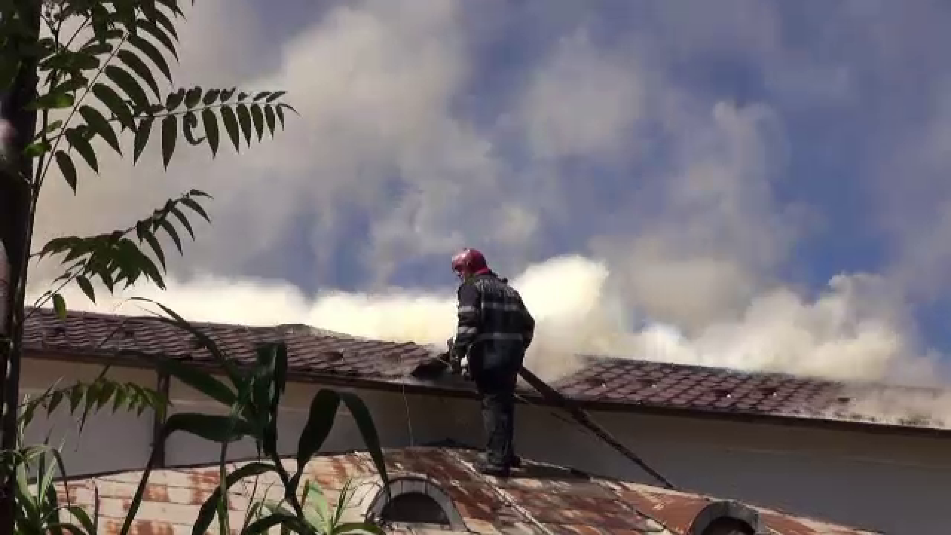 Trei oameni raniti dupa un incendiu care a cuprins patru case, in Galati. De la ce au pornit flacarile