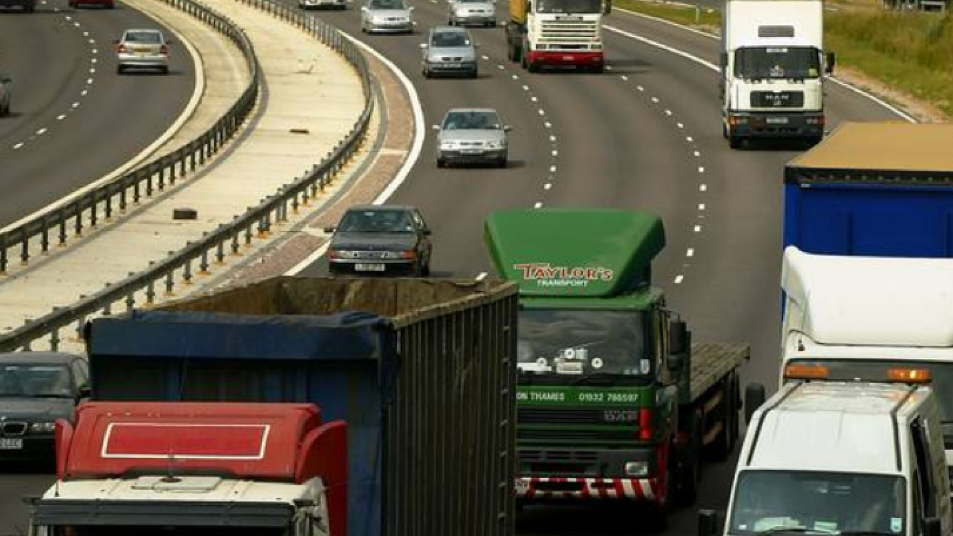 Trei ani nu mai are voie sa conduca. Un britanic mergea cu 240 de km/h, avand in masina patru copii