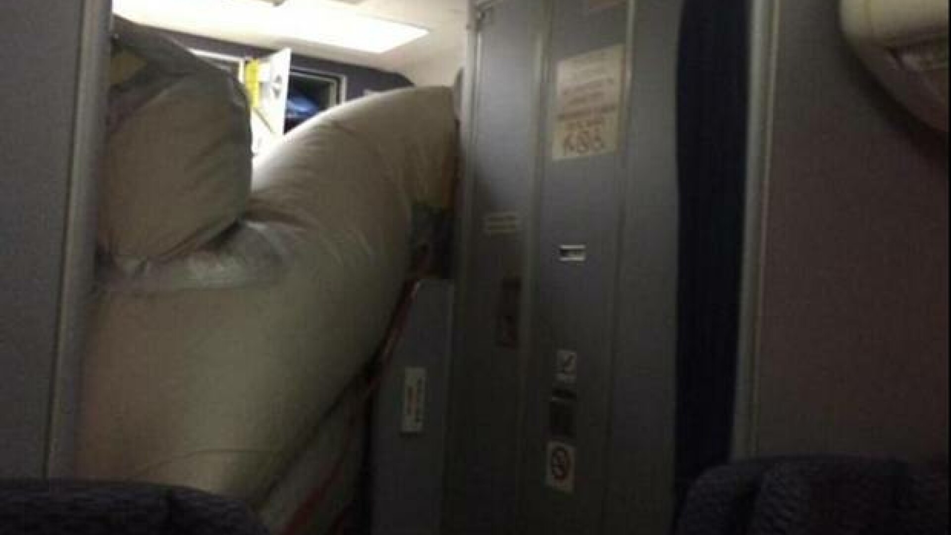 "E cel mai infricosator lucru pe care l-am trait". Aterizare de urgenta a unui avion dupa ce toboganul s-a deschis in zbor