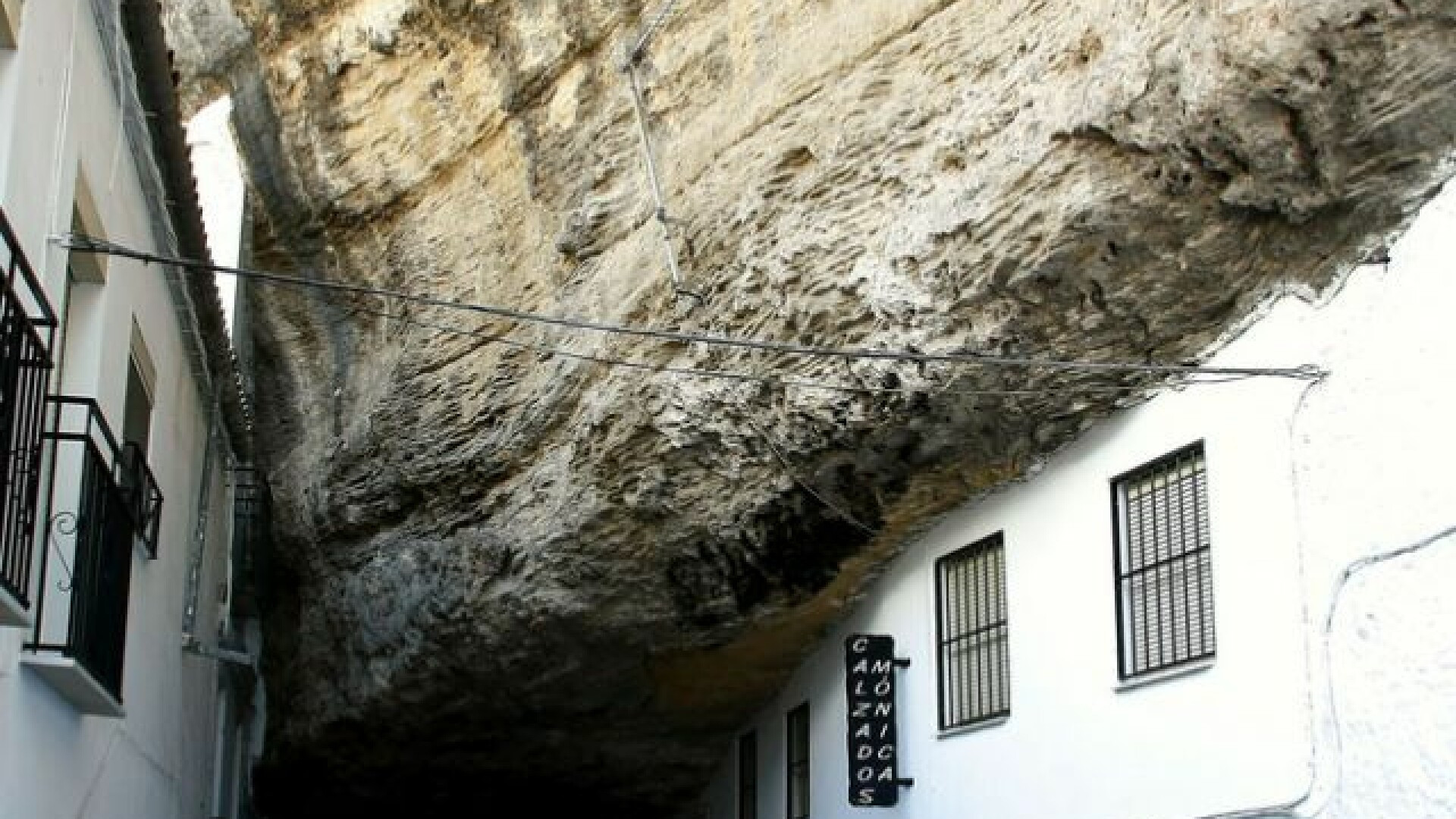 Oamenii traiesc in cladiri sapate in piatra: Cum arata orasul de sub stanca! FOTO