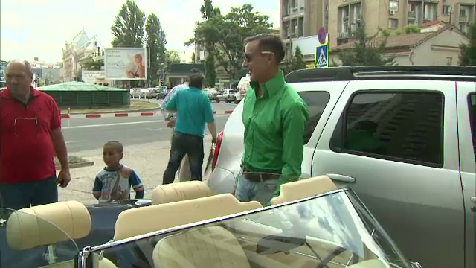 Radu Mazare si-a facut reclama si si-a prezentat noua masina, in drum spre Curtea de Apel. "Imi doream de mult acest Jaguar"