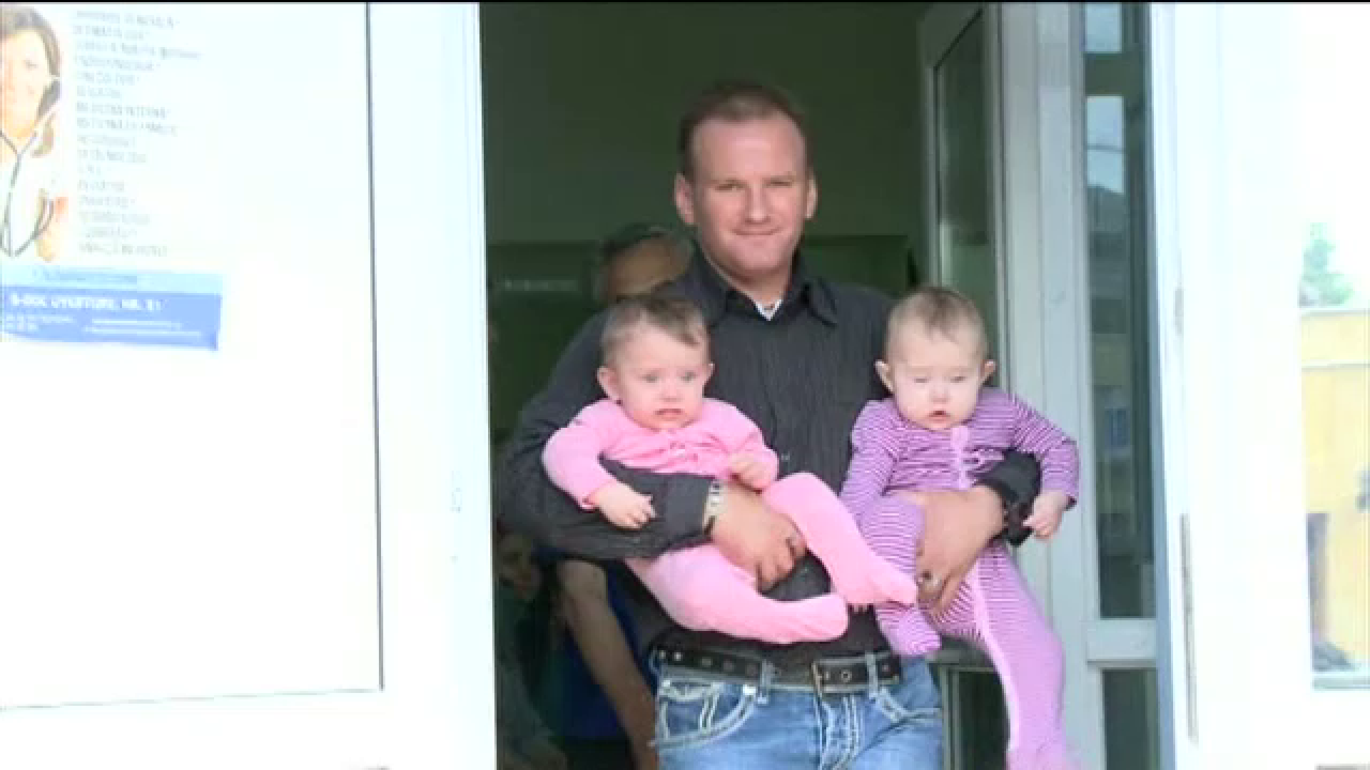 Cu lacrimi in ochi, tatal gemenelor abandonate de mama si-a luat fetitele acasa. Ce urmeaza pentru Antonia si Iasmina