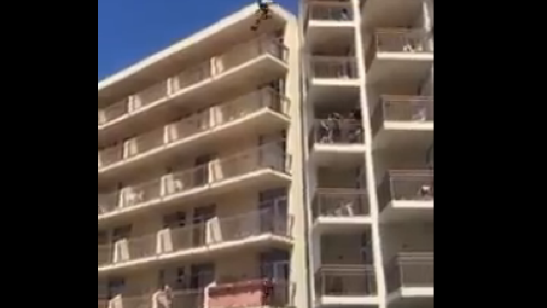 Gest inconstient in Ibiza. Un turist a sarit de la etajul al saselea al unui hotel direct in piscina