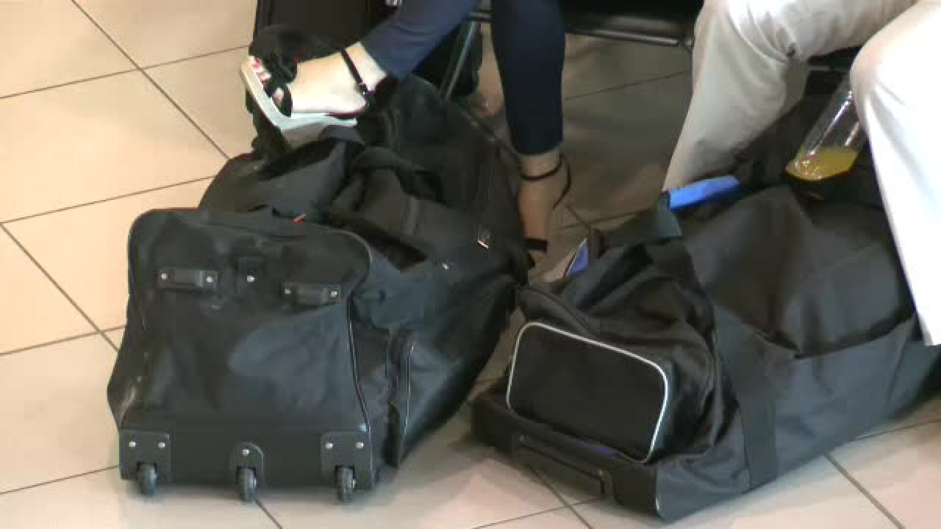 A fost amendat cu 90.000 de dolari pentru o gluma facuta in aerport. Ce a spus barbatul ca transporta in bagaje