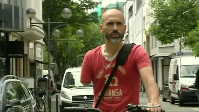 Roman fara un brat, amendat in Koln pentru ca avea doar o frana de mana la bicicleta. Politia si-a cerut scuze