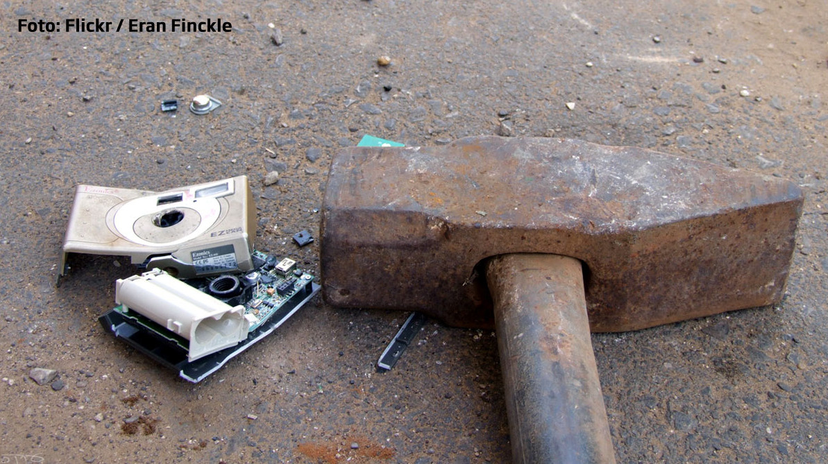 iLikeIT. Camerele digitale cu care poti sa bati cuie. Ce se intampla atunci cand sunt bagate la 10 metri sub apa