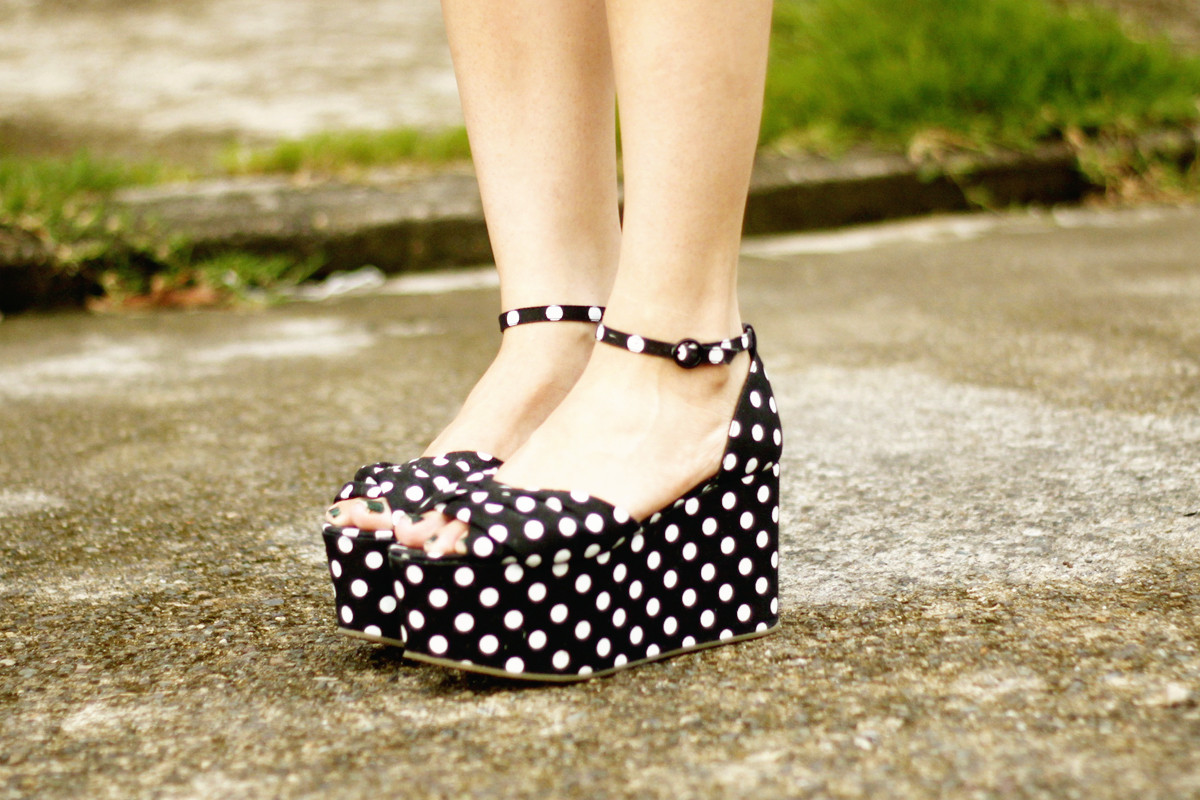 Sandalele cu platforma ridicata sunt din nou in voga. Ce trebuie sa stie toate femeile care le poarta