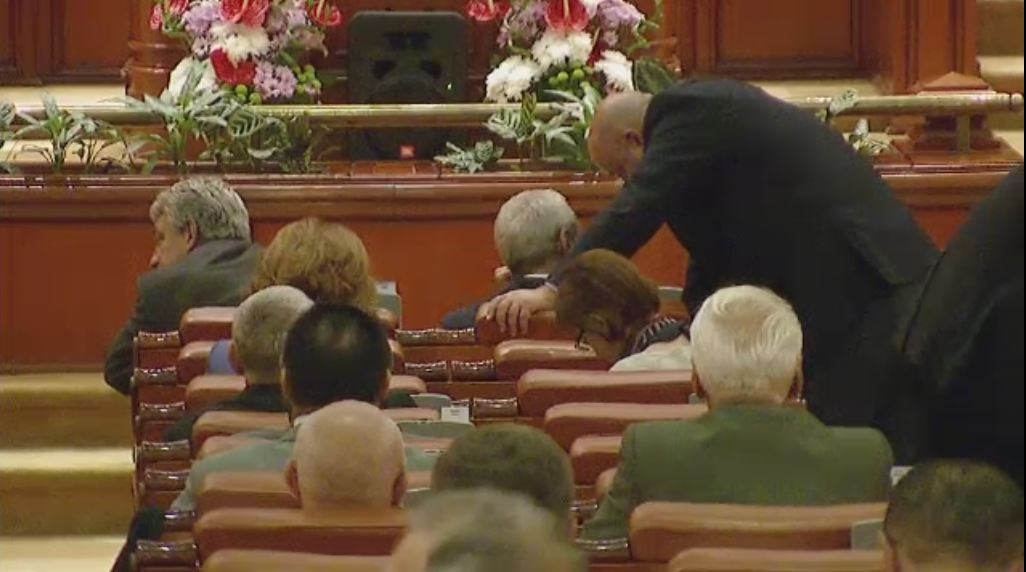 STIRI INTERNE PE SCURT. Parlamentul a votat reducerea contributiilor sociale de la 1 octombrie; Raportul Nana, la Parchet