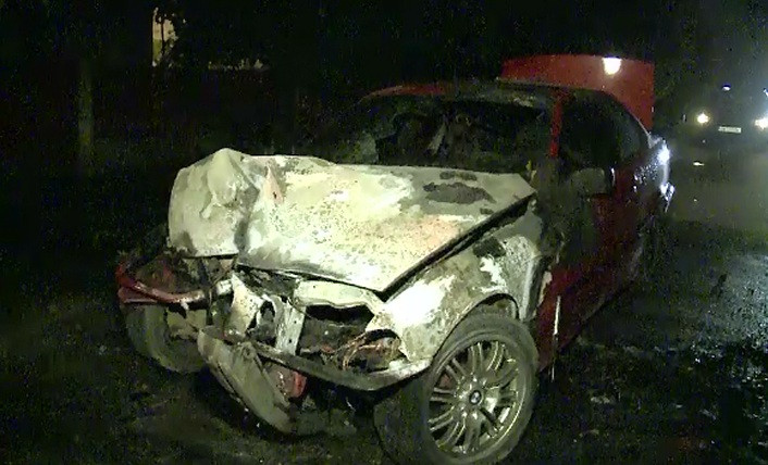 Salvat de un localnic curajos din masina cuprinsa de flacari. Soferul s-a izbit de un copac, in Ilfov