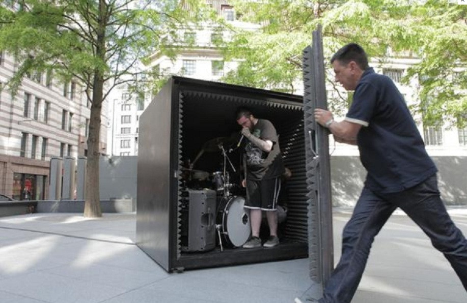 "O sa murim. Acceptam provocarea": Ce se intampla in cutia neagra din centrul Londrei, chiar sub privirile trecatorilor