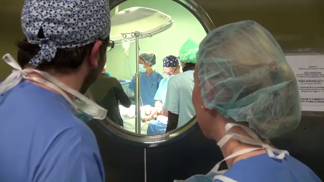 Richard "Inima de leu", copilul roman nascut cu inima in afara cavitatii toracice, a fost operat cu succes in Italia