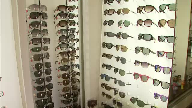 Piata ochelarilor de soare, plina de falsuri periculoase in lupta cu ultravioletele. Efectele lentilelor din plastic colorat