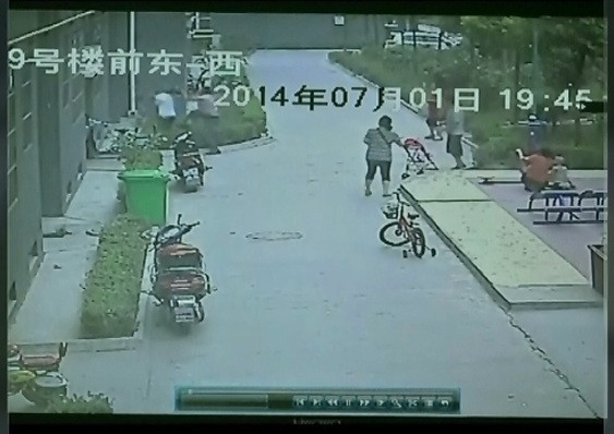 Fetita de 2 ani, salvata de doi trecatori. Copila a cazut de la etajul opt al unui bloc din China