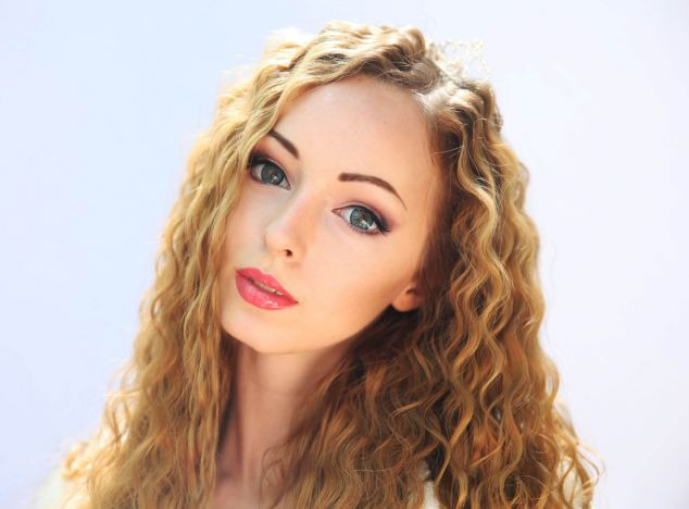 Ea este noua papusa Barbie. Tanara isi cauta partenerul perfect, un barbat identic cu Ken. FOTO