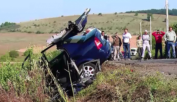 Si-a salvat copilul cu pretul propriei vieti, intr-un accident cumplit. Soferul a atipit la volan si a intrat intr-un TIR