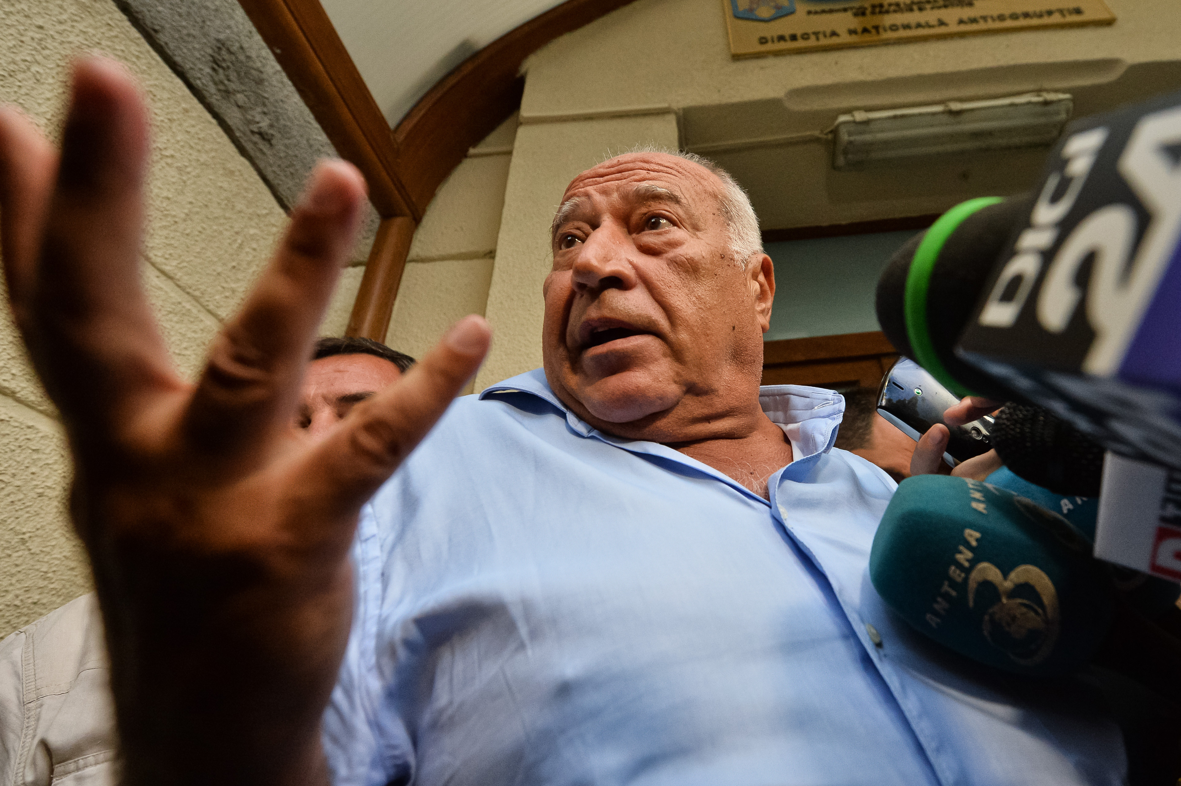 "Pai de ce sa nu parasesc tara?". Dan Voiculescu si-a predat armele si trebuie sa vina saptamanal la Politie