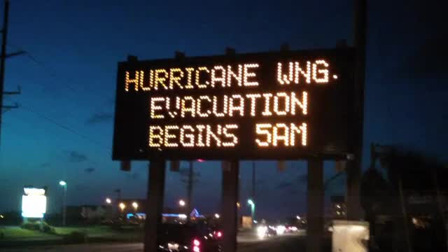 Rafale de vant de 160 de kilometri pe ora si 44.000 de locuinte in bezna. Uraganul Arthur a maturat coasta de est a SUA