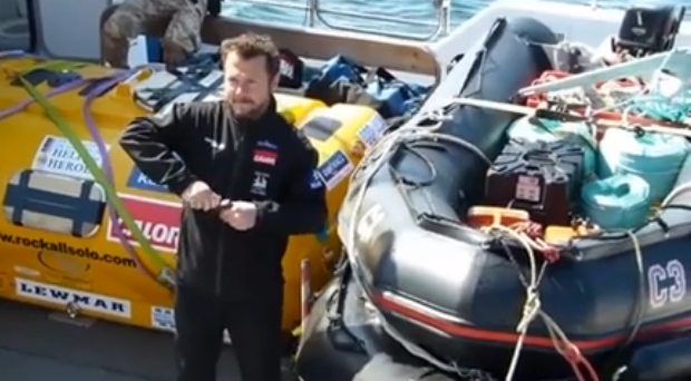 Viata "celui mai izolat om de pe planeta". Locuieste pe o stanca izolata din Oceanul Atlantic. VIDEO