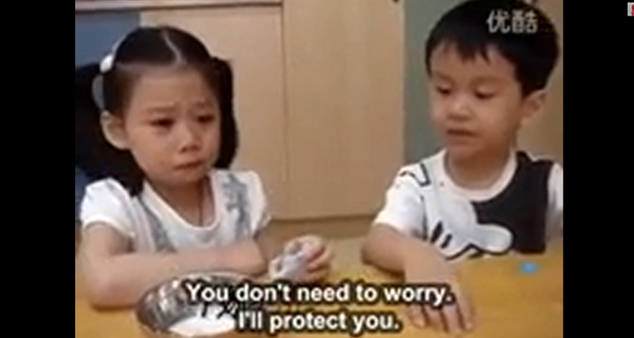 Moment adorabil la o scoala din Taiwan. Un baiat are grija de o eleva in prima ei zi de studii