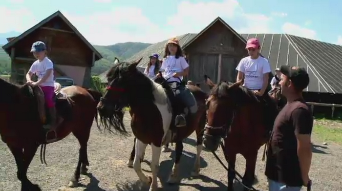 Solutii pentru vacanta de vara a elevilor. Cat platesc parintii pentru o zi de tabara speciala pe Valea Avrigului