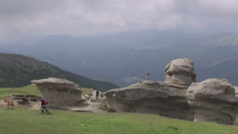 Zi perfecta de vara la munte. Turistii au facut drumetii in Bucegi, au stat la gratare sau au urcat la peste 2.200 de metri