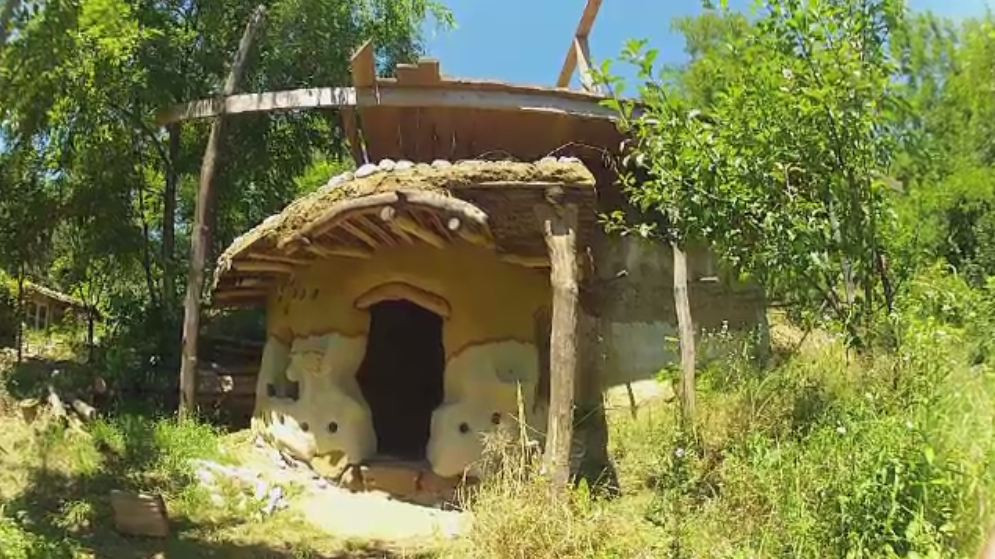 Casa de vacanta pe care o poti construi fara sa te imprumuti 20 de ani la banca. Cat platesti pentru una din... lut si paie