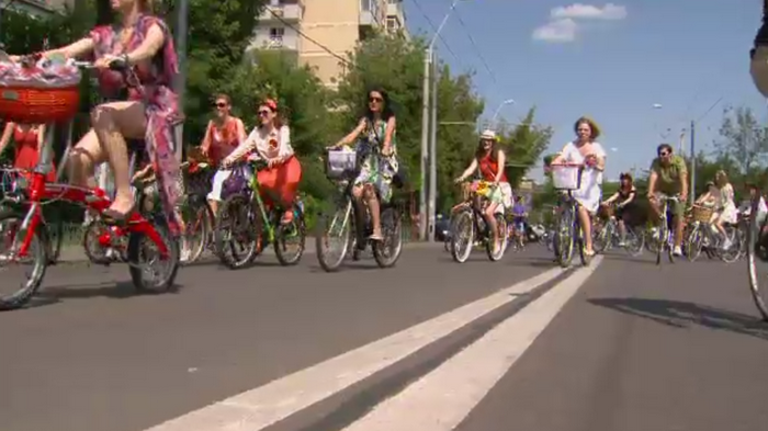 SKIRT BIKE: Cu fuste scurte, mii de doamne si domnisoare au defilat prin Bucuresti, pe biciclete. Reactia barbatilor