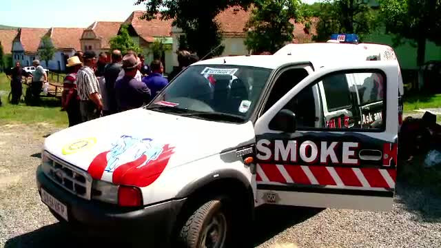 Satenii din Viscri au primit de la englezi o masina de pompieri in valoare de 15.000 EURO. Cum stingeau incendiile pana acum