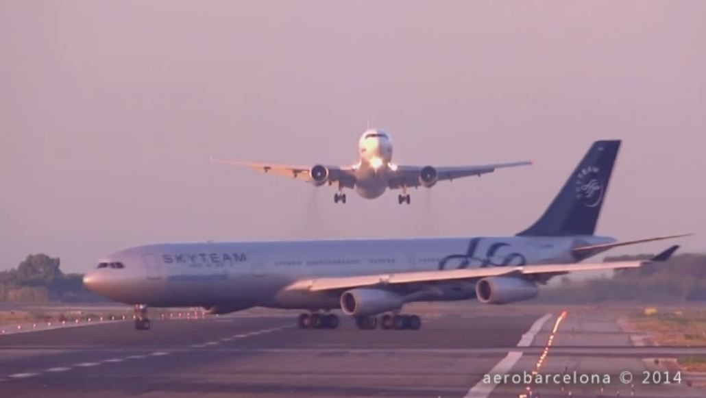 Imagini camera de supraveghere. Dezastru aviatic evitat in ultimul moment: doua avioane, la un pas de ciocnire in Barcelona