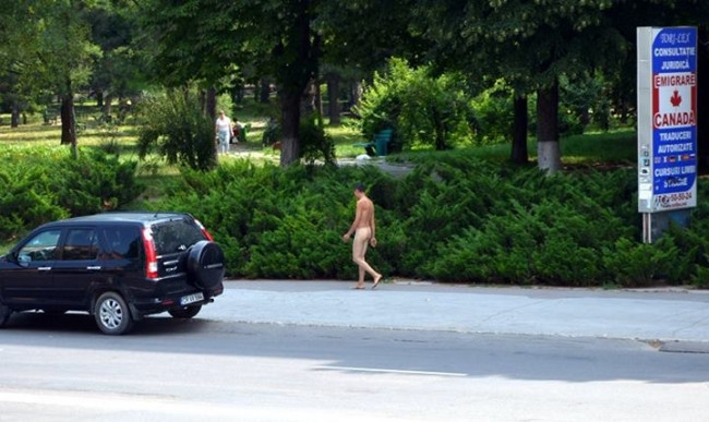 barbat dezbracat prin Chisinau