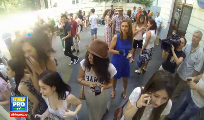 BACALAUREAT 2014. Am montat o camera GoPro la un avizier inainte sa se afiseze rezultatele la BAC. Iata ce am surprins. VIDEO