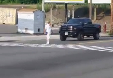 Atentie la trecerile de pietoni. Capcana pe care o intind chiar politistii, in SUA - un anonim a pus totul pe Facebook. VIDEO