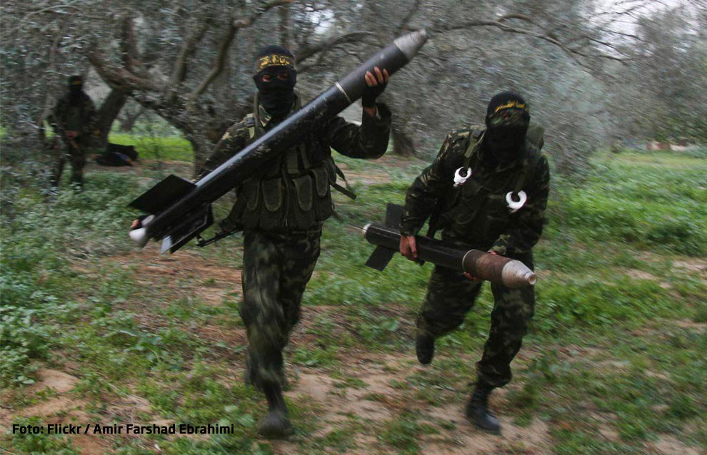 militanti Hamas alergand cu rachete in mana