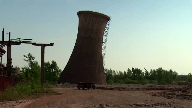 Oradenii au propria lor varianta a Turnului din Pisa. Cum s-a ajuns in aceasta situatie si ce spun localnicii