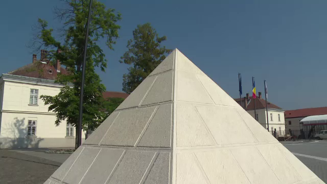 Marile "minuni" din bani publici ale primariilor moderne. Piramida de 200.000 de lei din Alba, strutii colorati din Bistrita