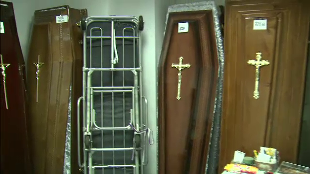 Legea care ii scoate pe "vanatorii de morti" din spitale este in vigoarea. Reactia patronilor firmelor de pompe funebre