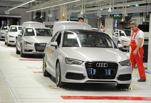 In "coasta" liderului BMW. Masinile vedeta care au adus Mercedes si Audi la vanzari record