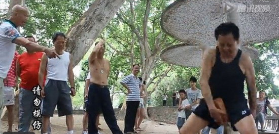 Un barbat din China se antreneaza lovindu-se cu o caramida. Care este explicatia acestei practici