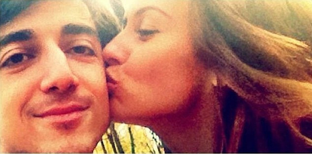 Artistul care si-a fotografiat iubita tinandu-l de mana in cele mai frumoase locuri din lume a cerut-o pe tanara in casatorie