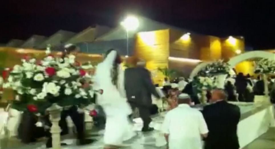 Doi tineri din Israel, nevoiti sa fuga de la propria nunta, din cauza rachetelor Hamas ce explodau deasupra lor. VIDEO