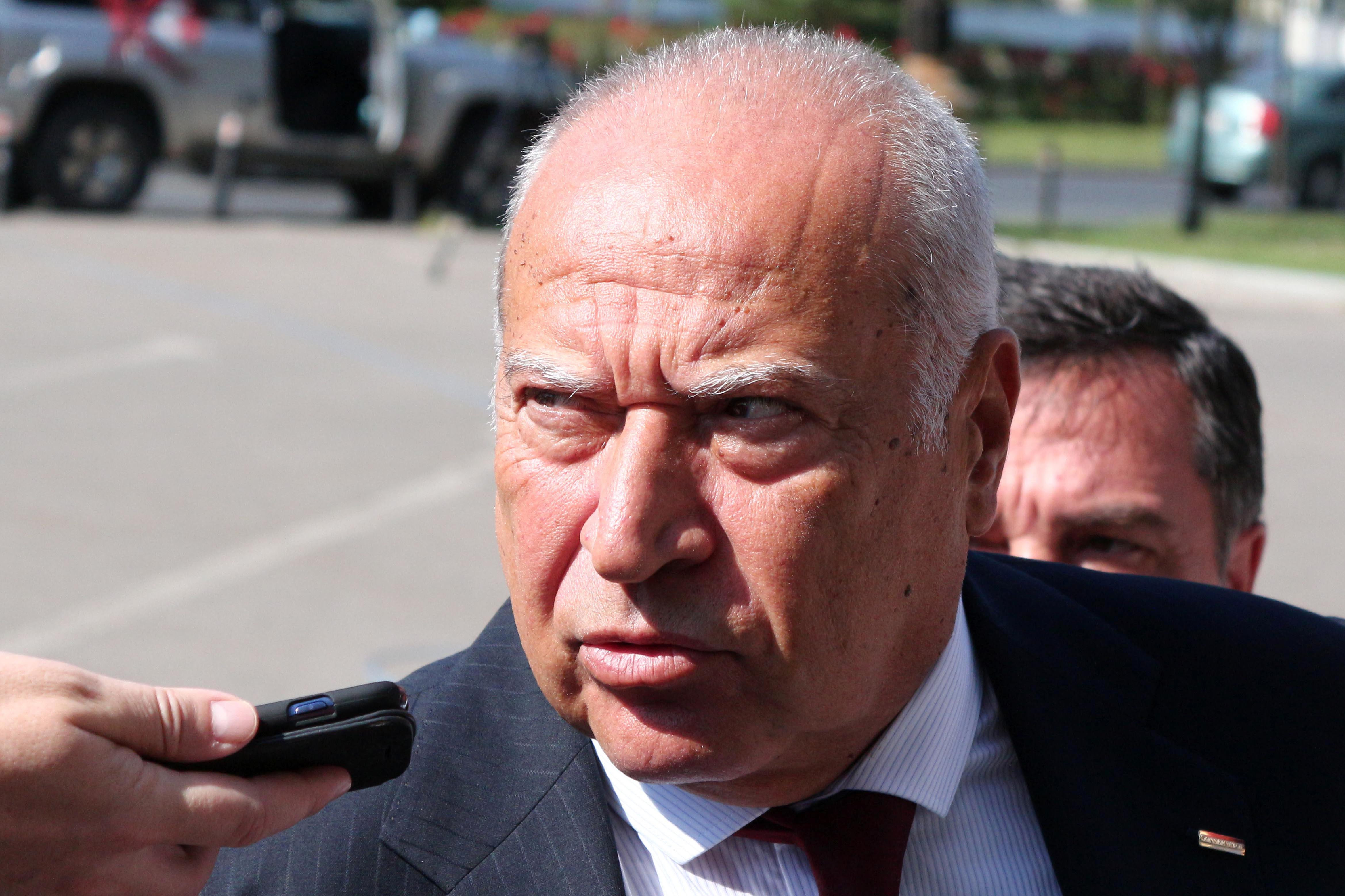 "Te-a trimis Basescu?" Reactia lui Dan Voiculescu dupa ce un barbat i-a aruncat bani la picioare in fata Tribunalului